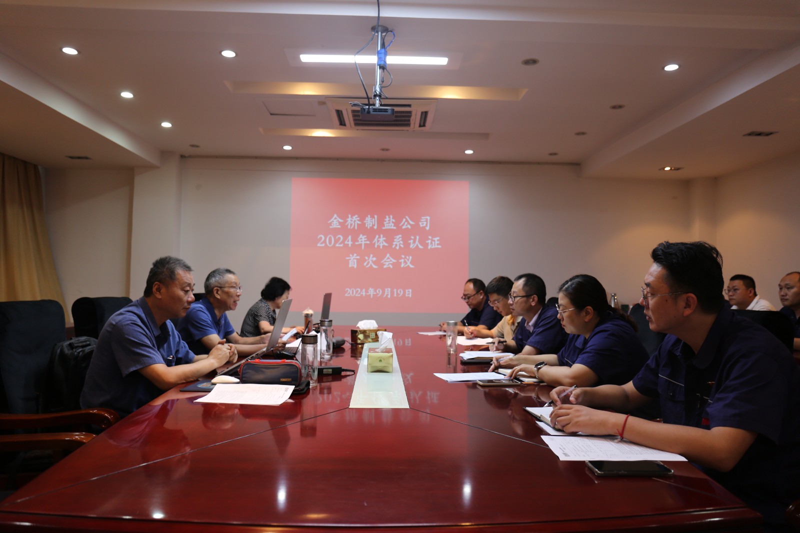 近日，金橋制鹽公司通過北京世標認證中心審核，給予食品安全管理體系、環(huán)境管理體系和職業(yè)健康安全管理體系認證“保持認證資格”的監(jiān)督審核結論，給予質量管理體系認證“再次注冊”的再認證審核結論。通過審核，是對公司精細化管理成果的檢驗，促進公司內控管理水平持續(xù)提升。（李曉月）